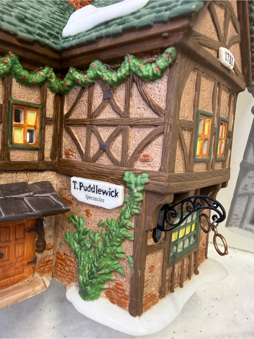 Dept 56 Heritage Village T. Puddlewick Spectacle Shop 58331 W/box & Light - Picture 3 of 10